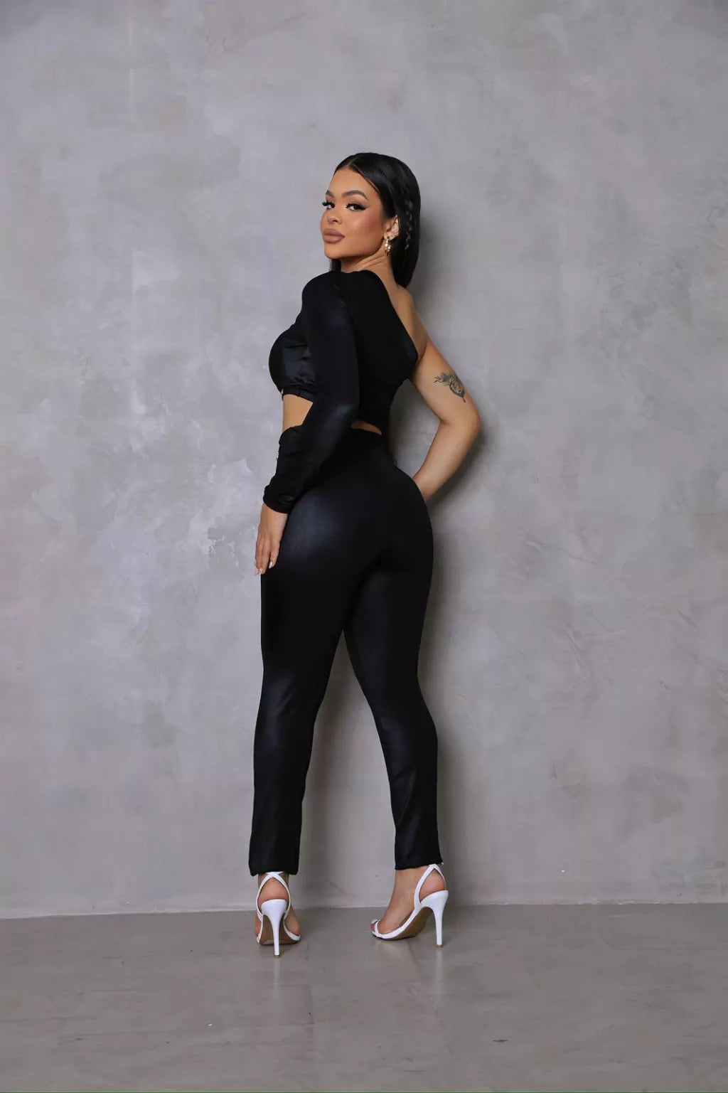 CONJUNTO CIRRÊ CROPPED OMBRO ÚNICO MANGA LONGA E CALÇA